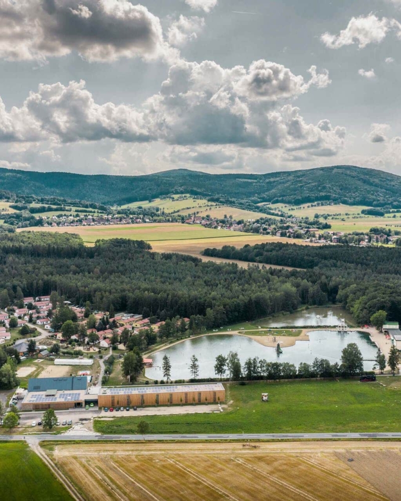 Luftbildaufnahme vom Trixi Park mit Trixi Bad, Waldstrandbad, Waldstrand-Hotel, Feriendorf und Campingplatz