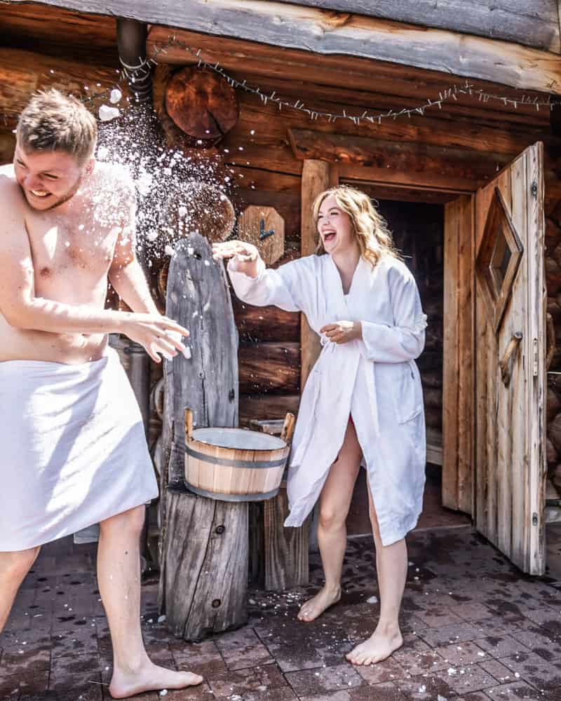 abkuehlung-nach-sauangang-vor-finischer-sauna-trixi-bad-grossschoenau