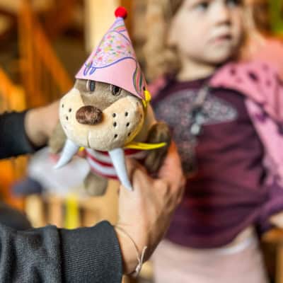Trixi das Plüschtier - das Maskottchen im Ferienpark mit freundlichem Hut