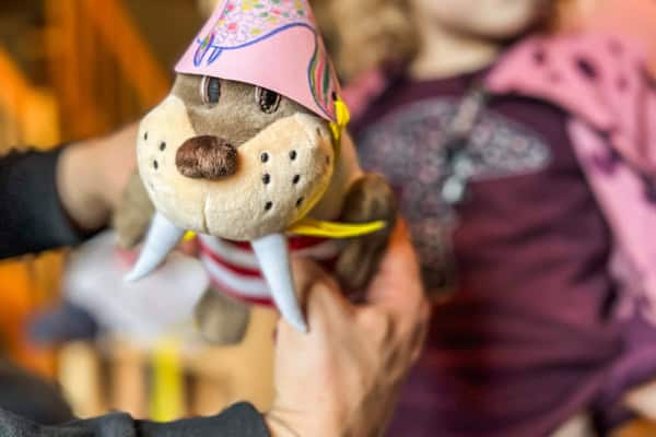 Trixi das Plüschtier - das Maskottchen im Ferienpark mit freundlichem Hut im KidsClub im Trixi Park