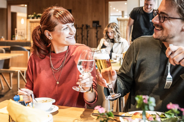 zufriedenes Paar beim Abendbuffet und anstossen in der guten stube im Trixi Park - Buffetrestaurant