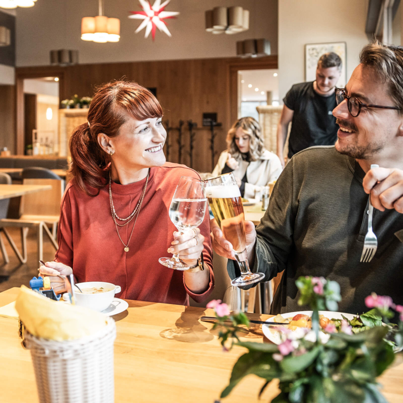 zufriedenes Paar beim Abendbuffet und anstossen in der guten stube im Trixi Park - Buffetrestaurant