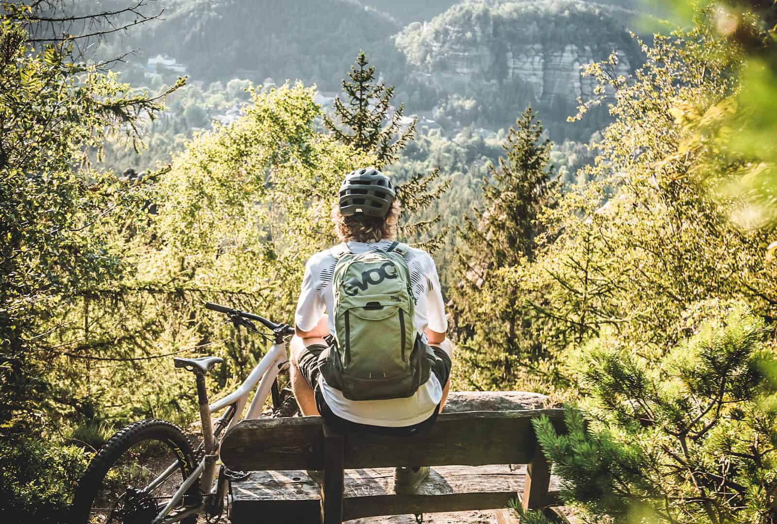 Bike Pause auf Bank im Zittauer Gebirge mit Ausblick auf Oybin