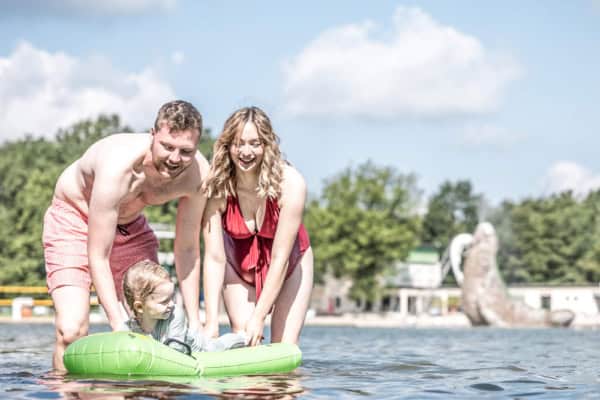 baden-im-waldstrandbad-mit-trixi-rutsche-trixi-bad-grossschoenau Baden im Waldstrandbad mit Trixi Rutsche im Hintergrund - Kind auf Luftmatratze