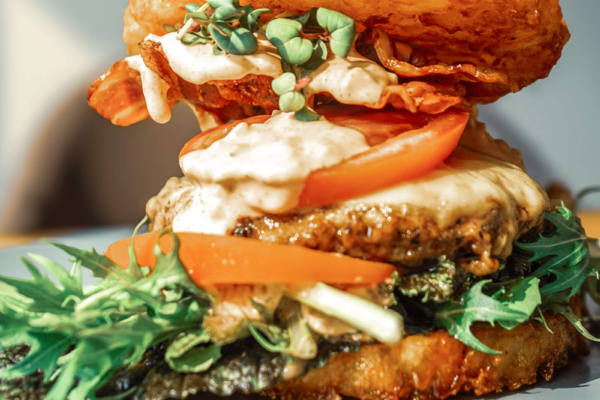 gebauter Burger mit Kartoffelpuffer als burgerdeckel