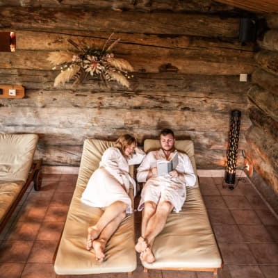 entspanen-im-ruheraum-finnhaus-sauna-trixi-bad-grossschoenau Entspannung auf Liegen beim Buch lesen im Ruheraum der Finnischen Sauna im Trixi Bad Grossschoenau
