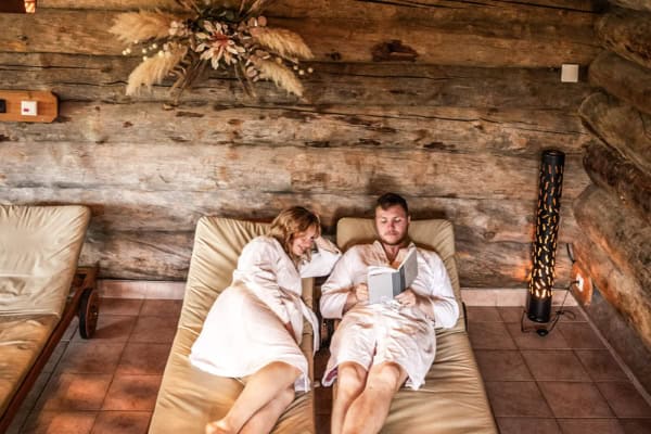 Entspannung auf Liegen beim Buch lesen im Ruheraum der Finnischen Sauna im Trixi Bad Grossschoenau