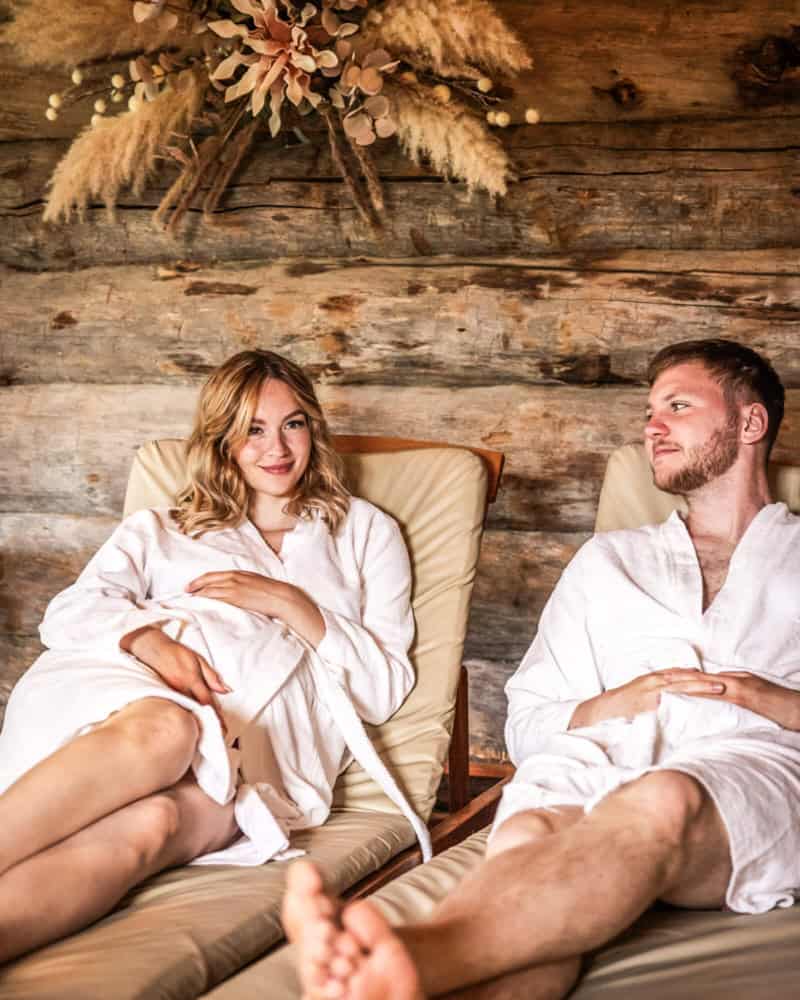 entspanntes-paar-im-ruhebereich-sauna-trixi-bad-grossschoenau
