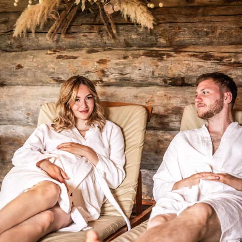entspanntes-paar-im-ruhebereich-sauna-trixi-bad-grossschoenau Entspannung auf Liegen im Ruheraum der Finnischen Sauna im Trixi Bad Grossschoenau