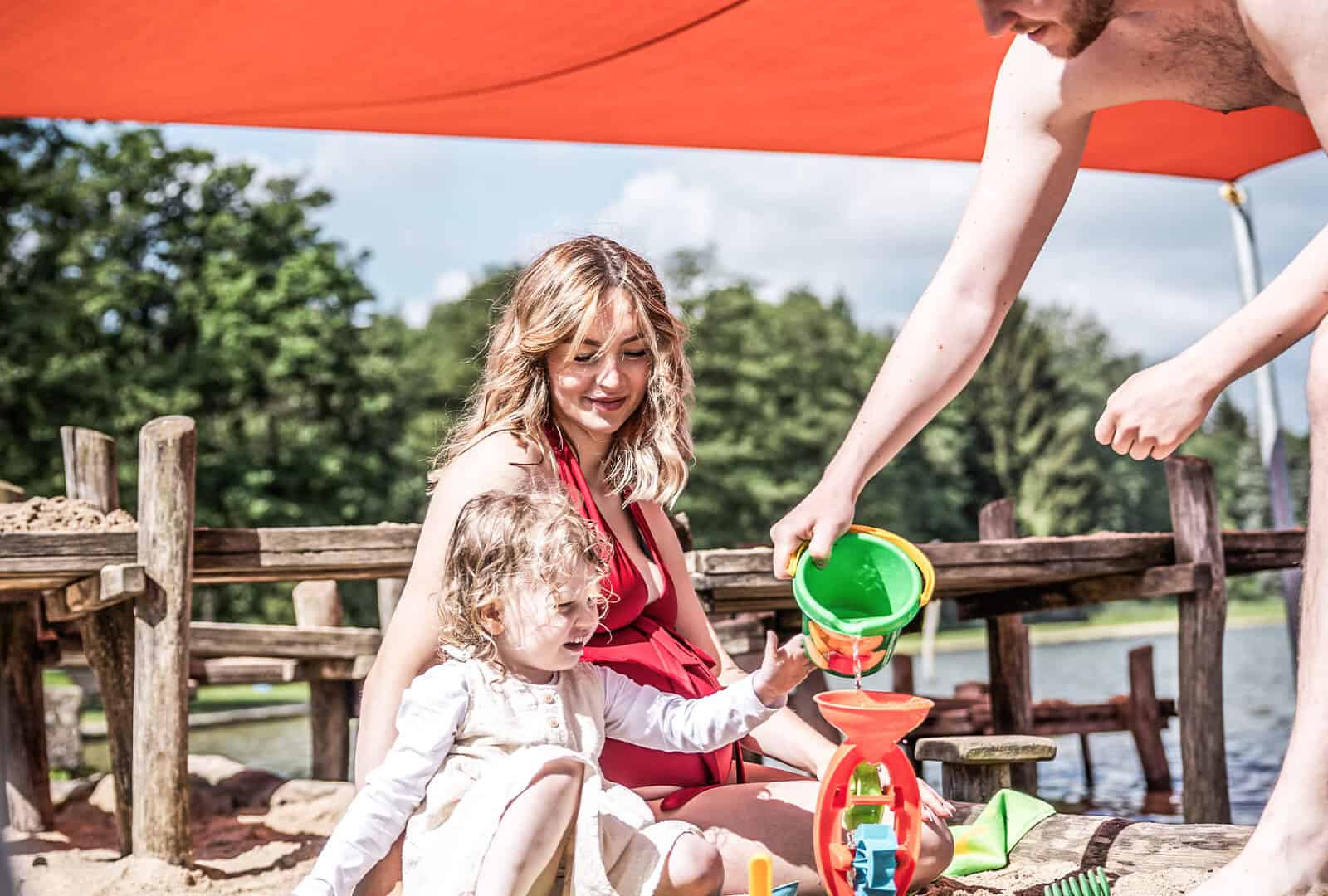 Wassermatschspielplatz mit Überdachung im Waldstrandbad Grossschoenau