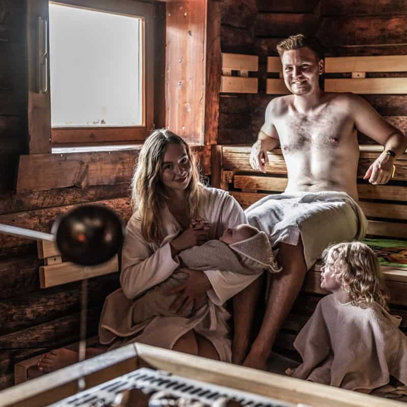 Familie beim Aufguss in Sauna Trixi Bad