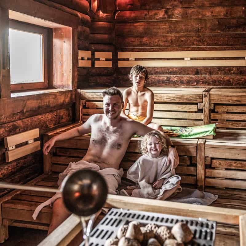 Familiensauna - Vater mit Kindern in Sauna bei Aufguss im Trixi Bad