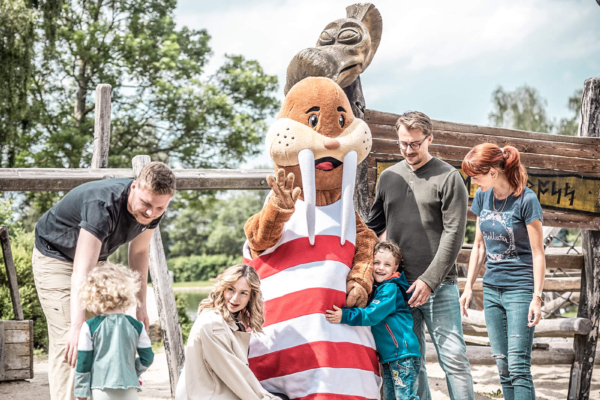 Familienbild vor dem Spielplatz mit Trixi 