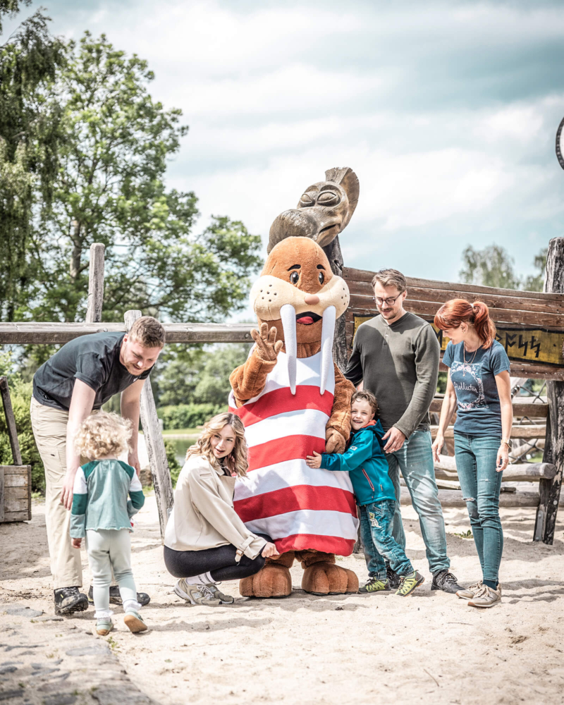 Familienbild vor dem Spielplatz mit Trixi