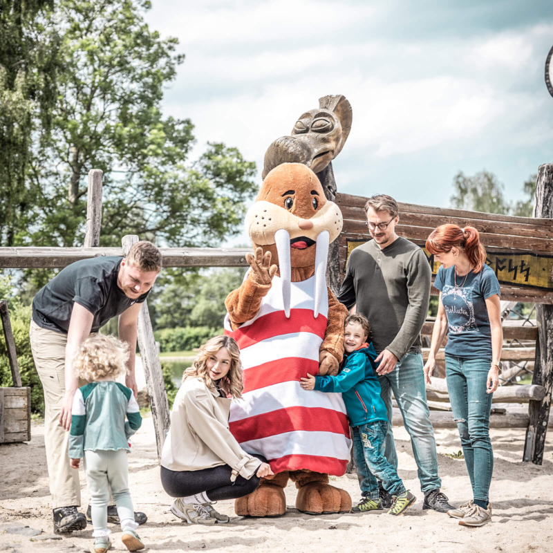 familinefoto-mit-trixi-erinnerungen-trixi-park-zittauer-gebirge Familienbild vor dem Spielplatz mit Trixi