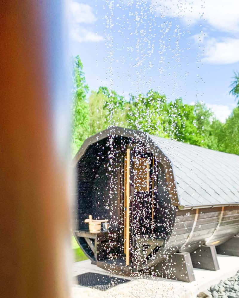 Outdoor Regenschauerdusche in Saunaanlage auf dem Campingplatz im Trixi Park Zittauer Gebirge