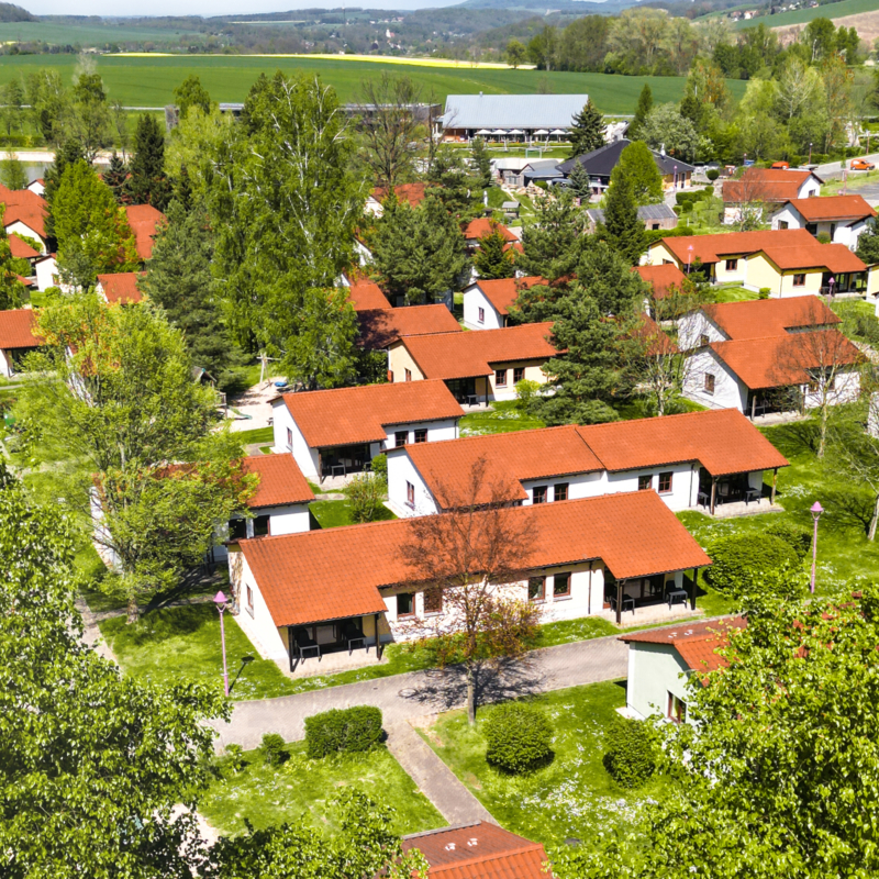 Ueberblick von den familienfreundlichen freistehenden Ferienhaeusern und Doppelhaushaelften im Ferienpark Naturpark Zittauer Gebirge