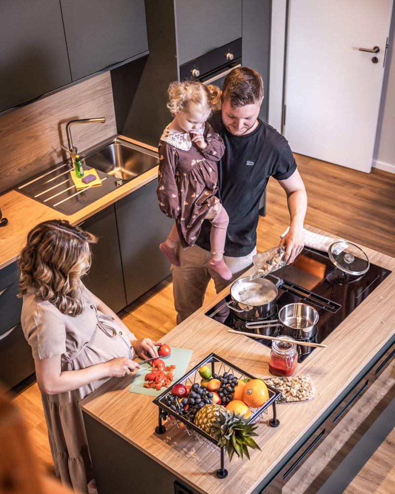 kochen in kueche auf dem mittelblock im Ferienhaus - trixi-nudeln kochen