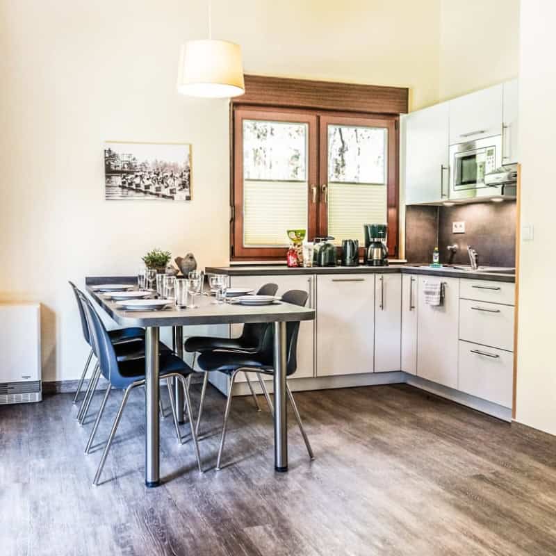 Die neuen und renovierten Ferienhäuser laden auch mit neuer Küche zum Wohlfühlurlaub ein. Die vollausgestatte Küche ist ein Ort der Begegnung und perfekt für Familienabende.