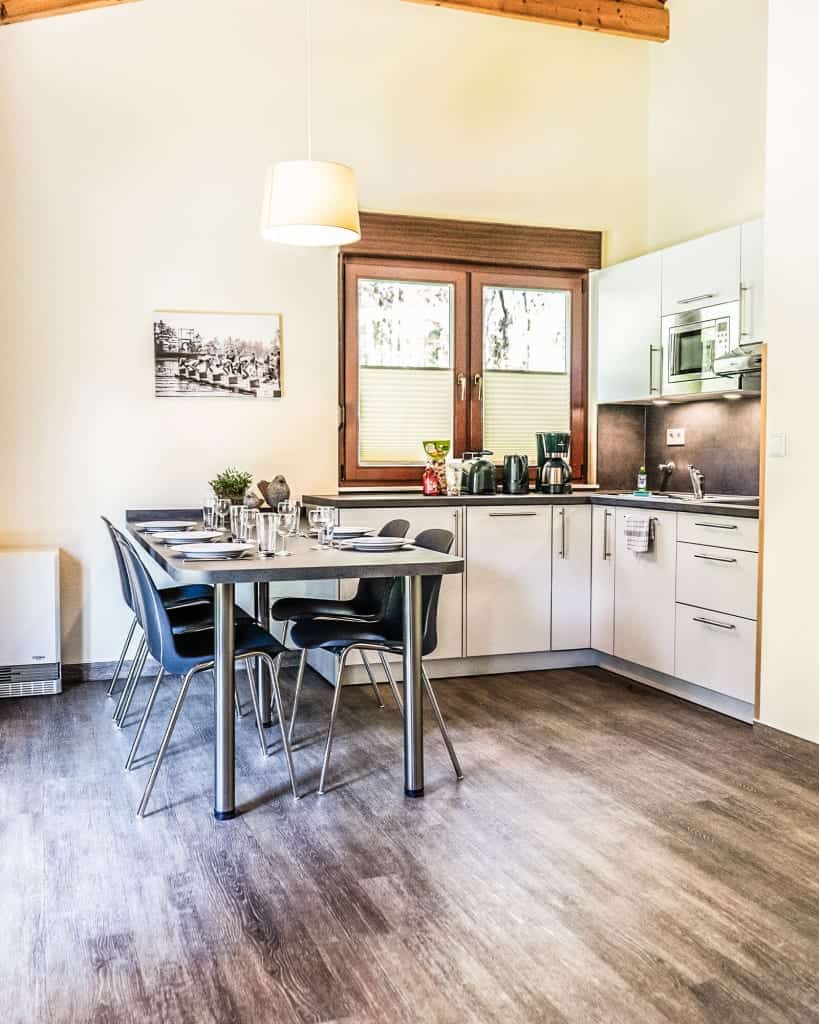 Die neuen und renovierten Ferienhäuser laden auch mit neuer Küche zum Wohlfühlurlaub ein. Die vollausgestatte Küche ist ein Ort der Begegnung und perfekt für Familienabende.