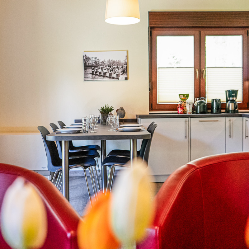 Blick aus dem Wohnzimmer in den Essbereich mit anschließender Kueche im Ferienhaus Trixi Park