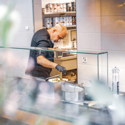 frisch-kochen-buffetrestaurant-trixi-park-zittauer-gebirge frisch gekocht im buffetrestaurant gute stube - anrichten des pastatellers