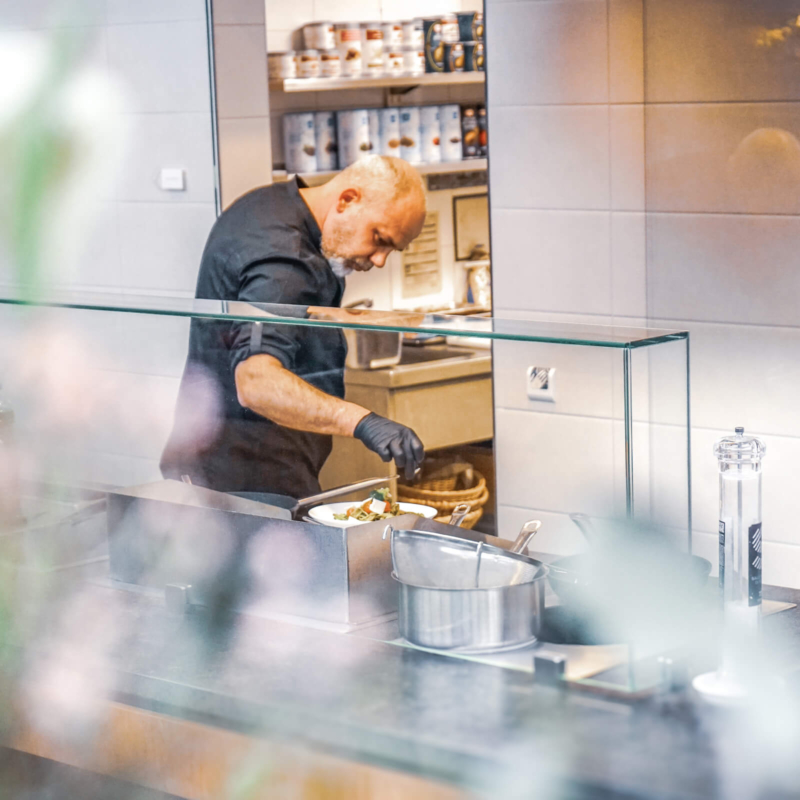 frisch gekocht im buffetrestaurant gute stube - anrichten des pastatellers