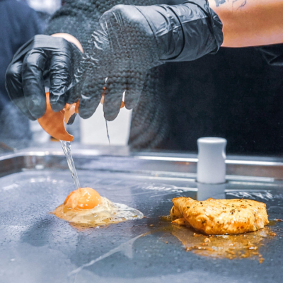 frisch gekocht vor dem gast - ei und haehnchen braten in der guten stube im trixi park frisch gekocht vor dem gast - ei und haehnchen braten in der guten stube im trixi park