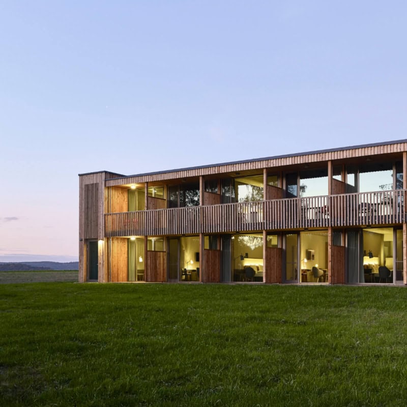 hotel-aussenansicht-daemmerung-trixi-park-zittauer-gebirge Daemmerung Waldstrandhotel mit beleuchteten Hotelzimmern - Trixi Park Zittauer Gebirge