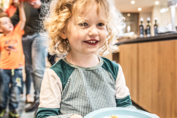 kind freut sich über den nudelteller - pasta am buffet im trixi park