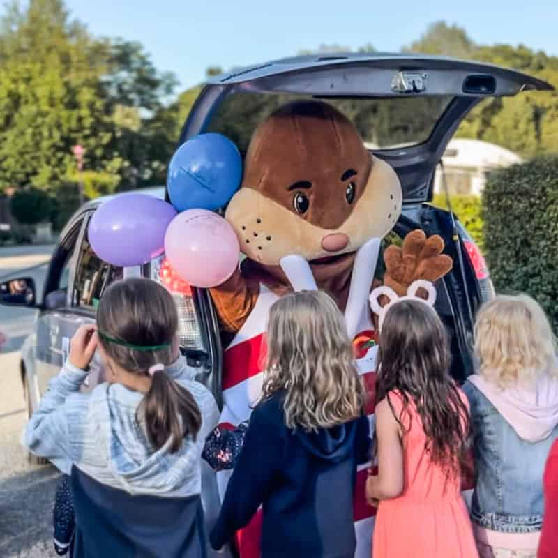 Kinderdisko mit Walross Trixi dem Maskottchen im Ferienpark
