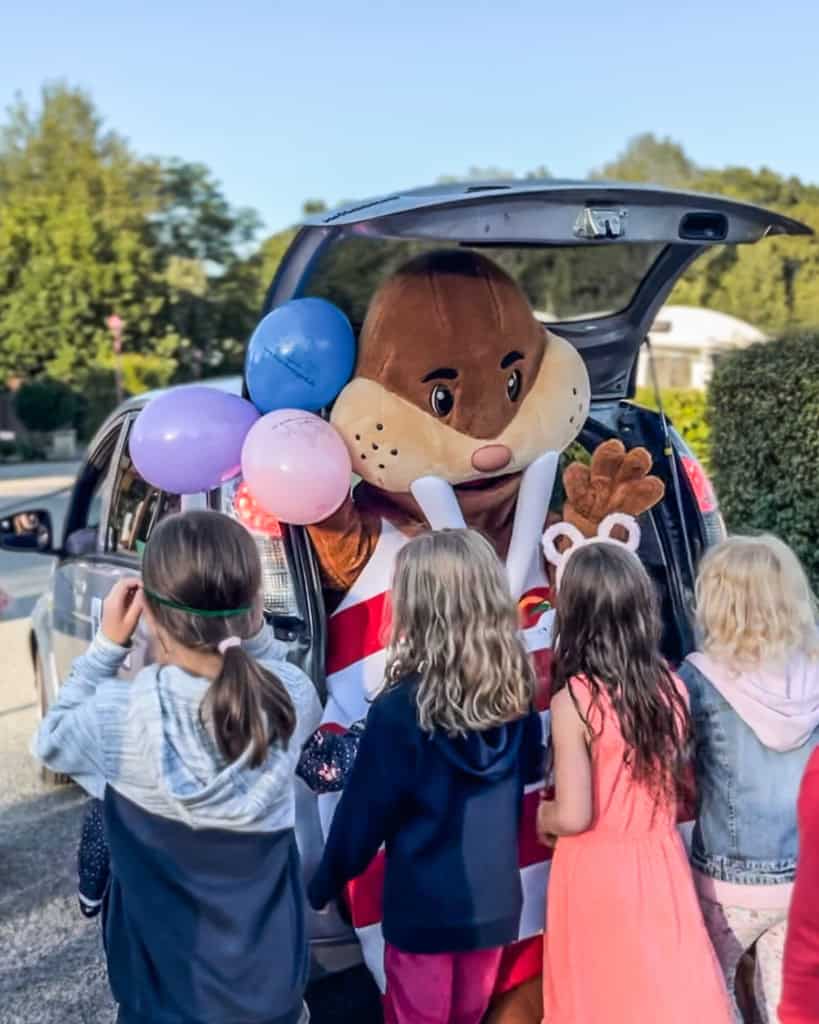 Kinderdisko mit Walross Trixi dem Maskottchen im Ferienpark