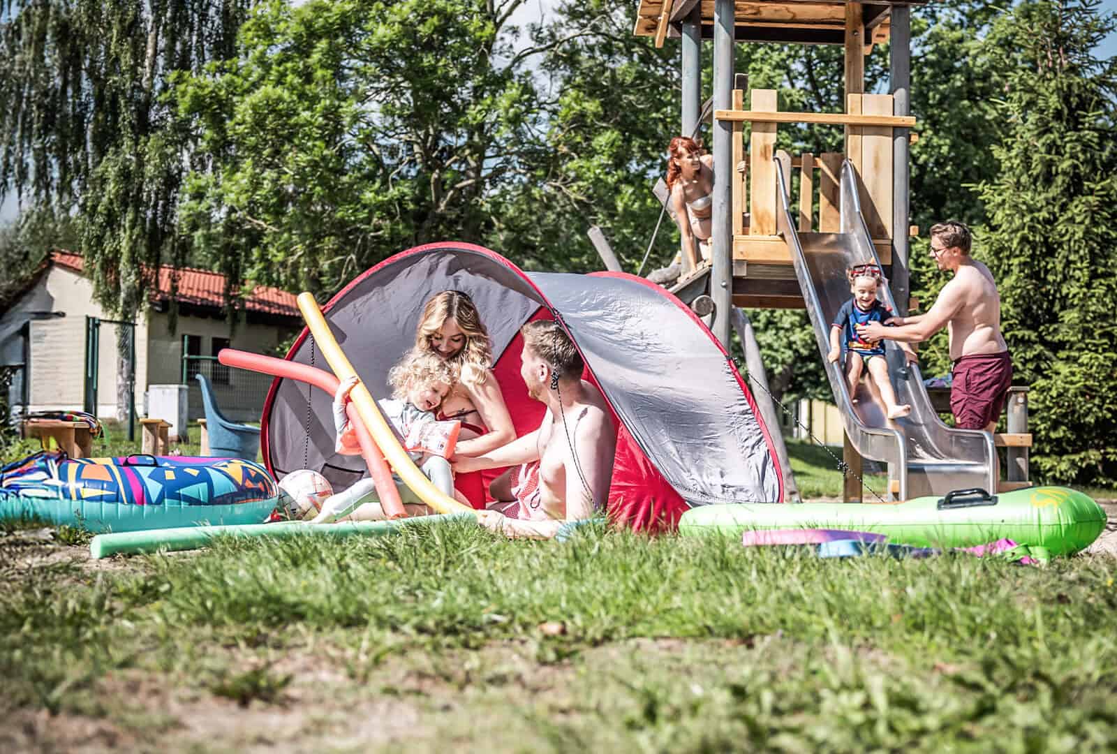 Spielplatz mit Rutsche und Liegewiese im Waldstrandbad Grossschoenau