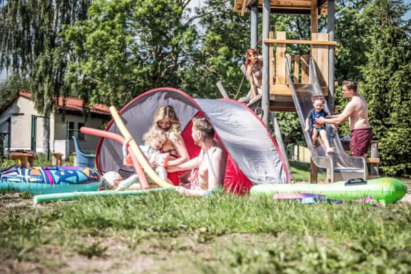 Spielplatz mit Rutsche und Liegewiese im Waldstrandbad Grossschoenau