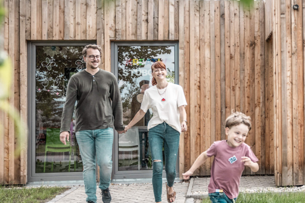 Kind mit Eltern vor dem Kreativstuebchen im Trixi Park Zittauer Gebirge