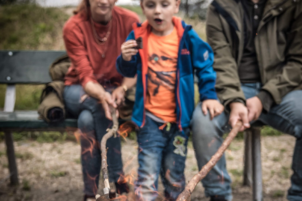 lagerfeuer-popcorn-staunendes-kind-trixi-park-zittauer-gebirge Familien-Auszeit am Lagerfeuer mit Popcorn im Trixi Park Zittauer Gebirge