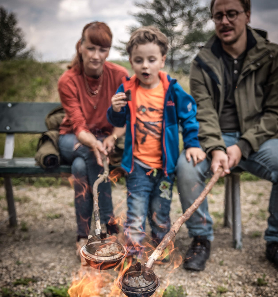 lagerfeuer-popcorn-staunendes-kind-trixi-park-zittauer-gebirge Familien-Auszeit am Lagerfeuer mit Popcorn im Trixi Park Zittauer Gebirge