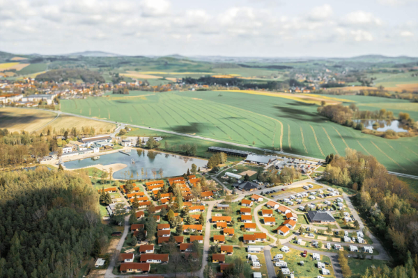 luftbild-waldstrandbad-breiteberg-trixi-park-zittauer-gebirge Luftaufnahme Trixi Dorf mit Ferienhaeusern, Campingplatz, Hotel und Waldstranbad mit Trixi Bad