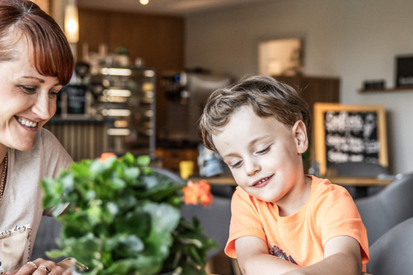gemeinsame Essenszeit und Kindern spielerisch Wartezeiten im Restaurant verkuerzen