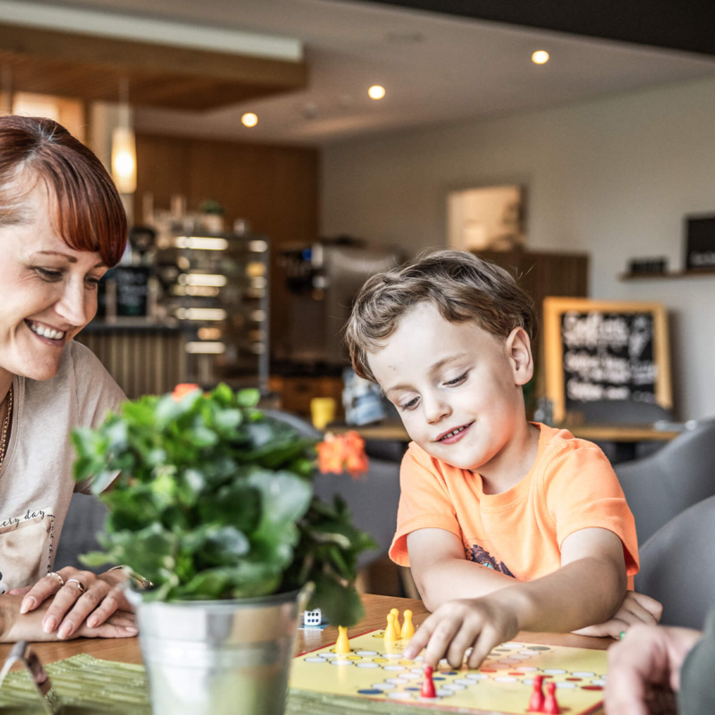gemeinsame Essenszeit und Kindern spielerisch Wartezeiten im Restaurant verkuerzen