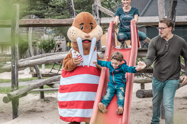 Rutschen mit Maskottchen Trixi auf Spielplatz im Trixi Park Zittauer Gebirge