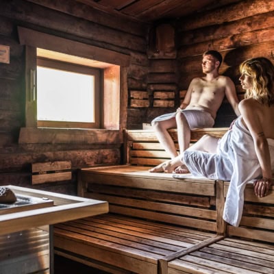 saunieren-in-finischer-sauna-trixi-bad-grossschoenau Saunieren in Saunalandschaft Trixi Bad