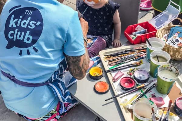 TUI KIDS CLUB im Trixi Ferienpark im Zittauer Gebirge mit Kinderschminken auf der Terrasse