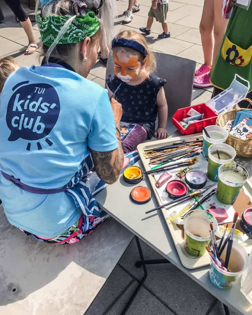 TUI KIDS CLUB im Trixi Ferienpark im Zittauer Gebirge mit Kinderschminken auf der Terrasse