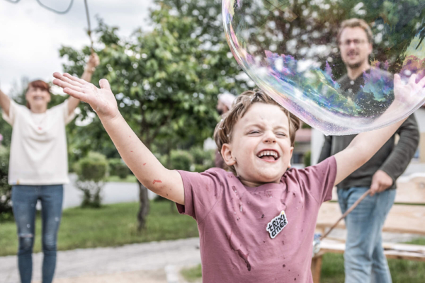 Seifenblasen Spielen im Kidsclub Trixi Park