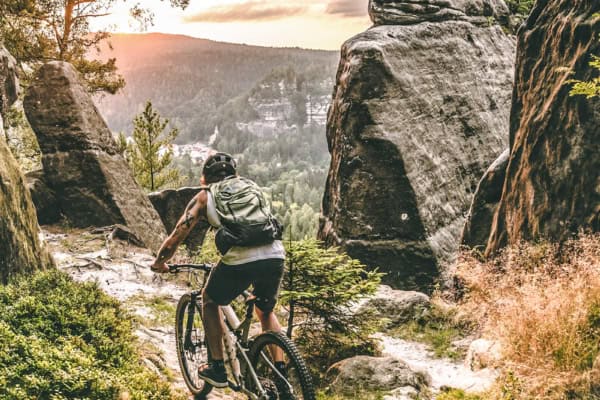 mountainbiken im Zittauergebirge felsengasse mit Blick auf oybin