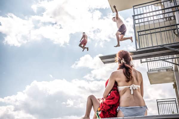sprung-vom-turm-waldstrandbad-trixi-bad-grossschoenau Sprung vom 10 Meter Sprungturm ins Waldstrandbad