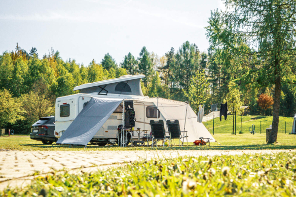 stellplatz-caravan-mit-vorzelt-trixi-park-zittauer-gebirge Caravan Stellplatz auf Campingplatz im Trixi Park