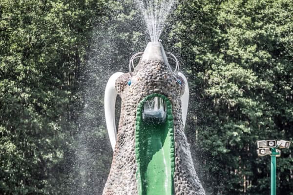 trixi-rutsche-walross-waldstrandbad-trixi-bad-grossschoenau Mann rutscht von Trixi Walrossrutsche in das Waldstrandbad Grossschoenau