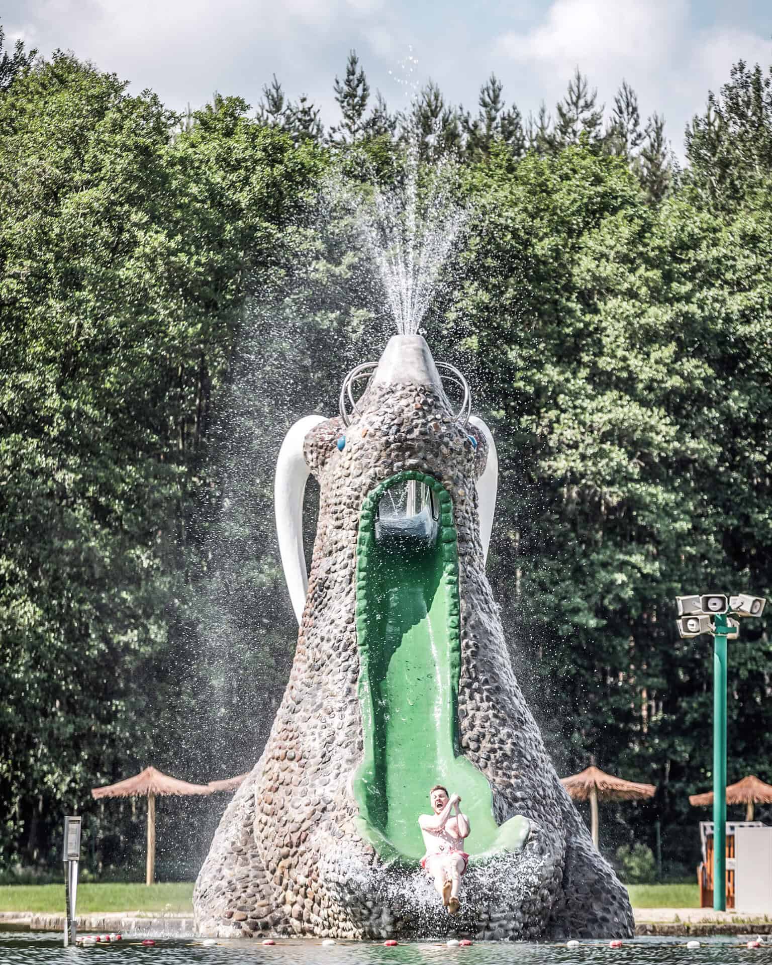 Mann rutscht von Trixi Walrossrutsche in das Waldstrandbad Grossschoenau